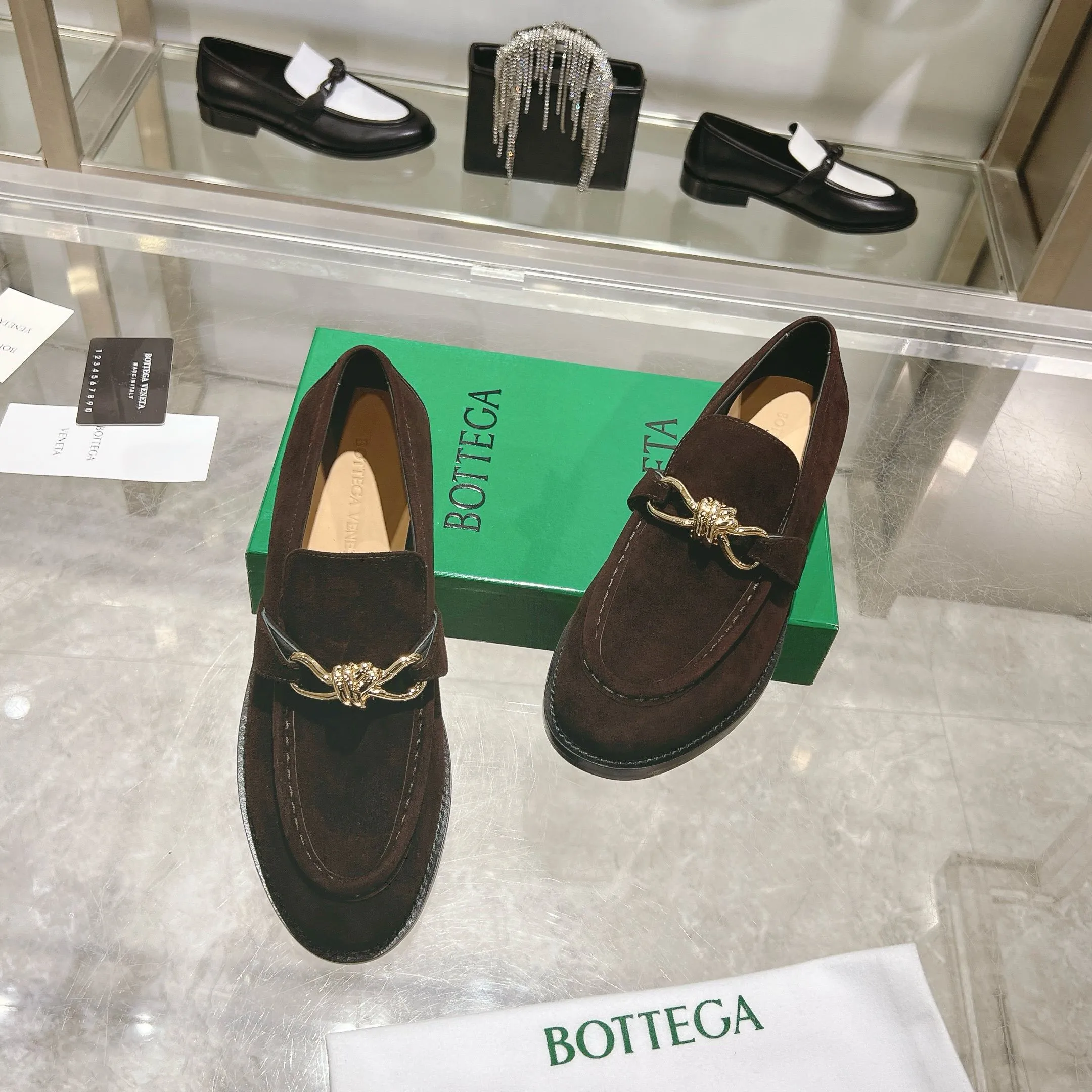 [BV] Top P: 820💰 Couple size: female 35-39 (female 40 custom-made) male 39-44 (38.45 non-refundable) Bottega Veneta 2025 counter synchronization style! Small round toe loafers! Imported leather outsole! High-grade cashmere! Solid color Niuli! Original board developed leather buckle